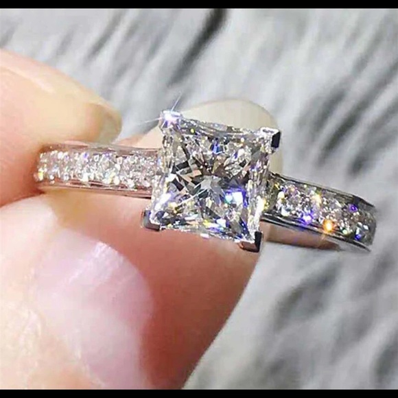 THE OLIVIA ENGAGEMENT RING - Picture 3 of 4